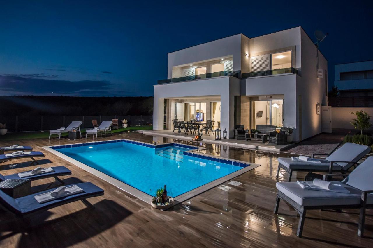 Villas Royal II With Private Pool 诺瓦利娅 外观 照片