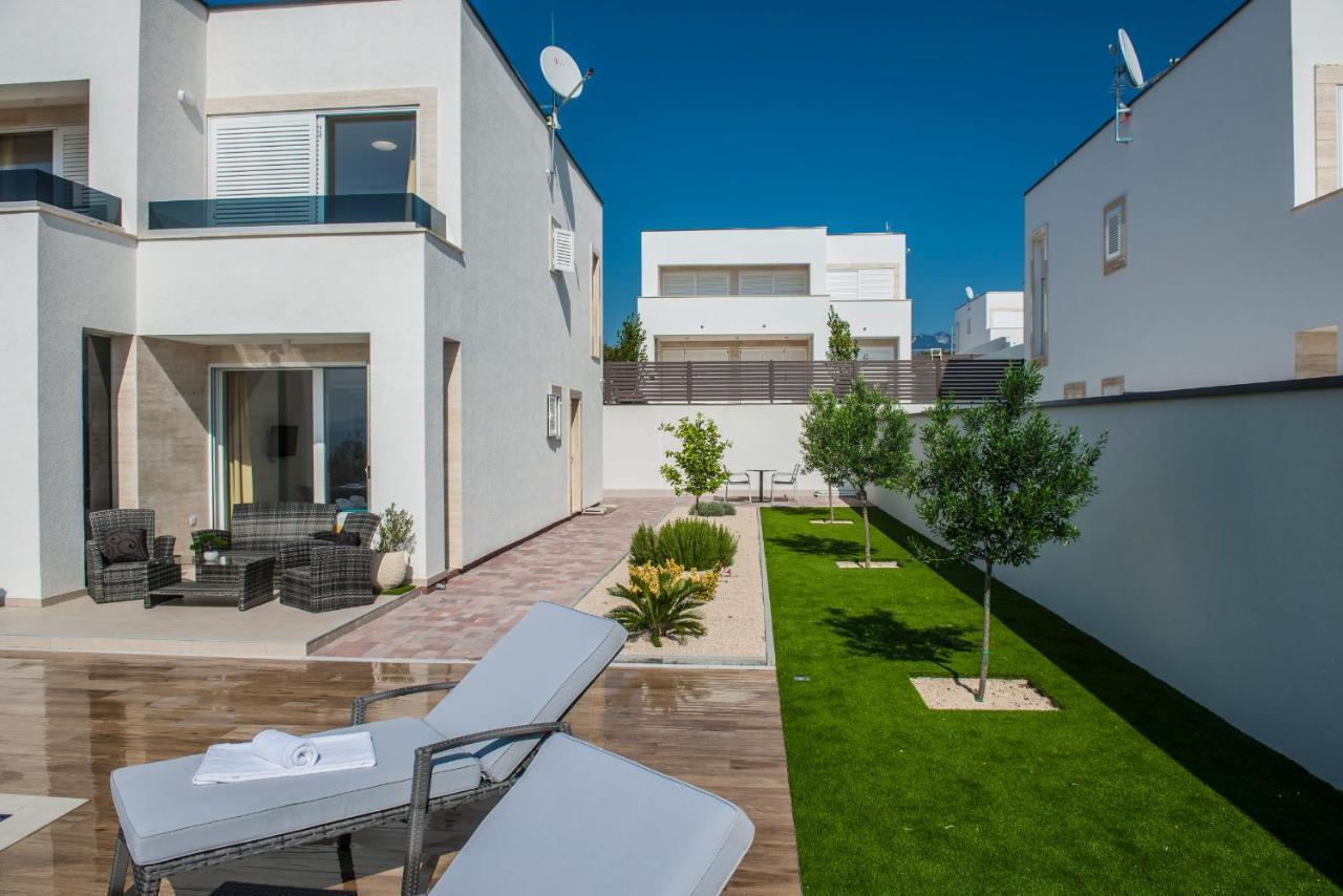 Villas Royal II With Private Pool 诺瓦利娅 外观 照片