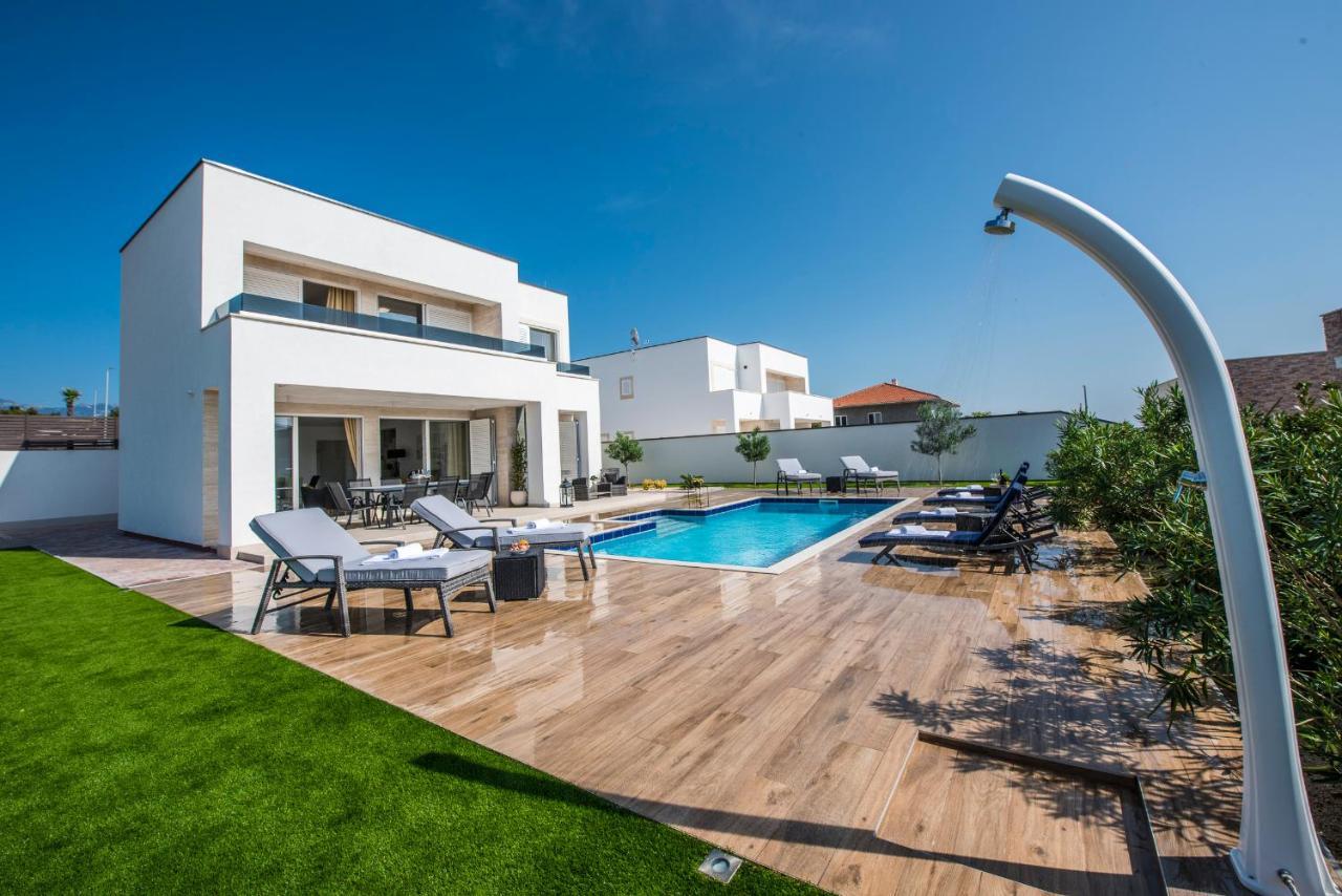 Villas Royal II With Private Pool 诺瓦利娅 外观 照片